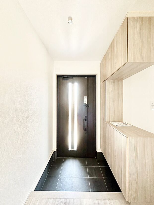 明るい陽光が入り込む玄関。ご家族の靴もスッキリ収納できる玄関収納付き！