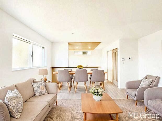 ご家族の賑やかな話し声で包まれる明るいリビング  ※家具はCGです