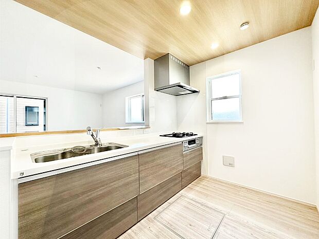 リビングで遊ぶお子様を見守りながらお料理ができる対面キッチン