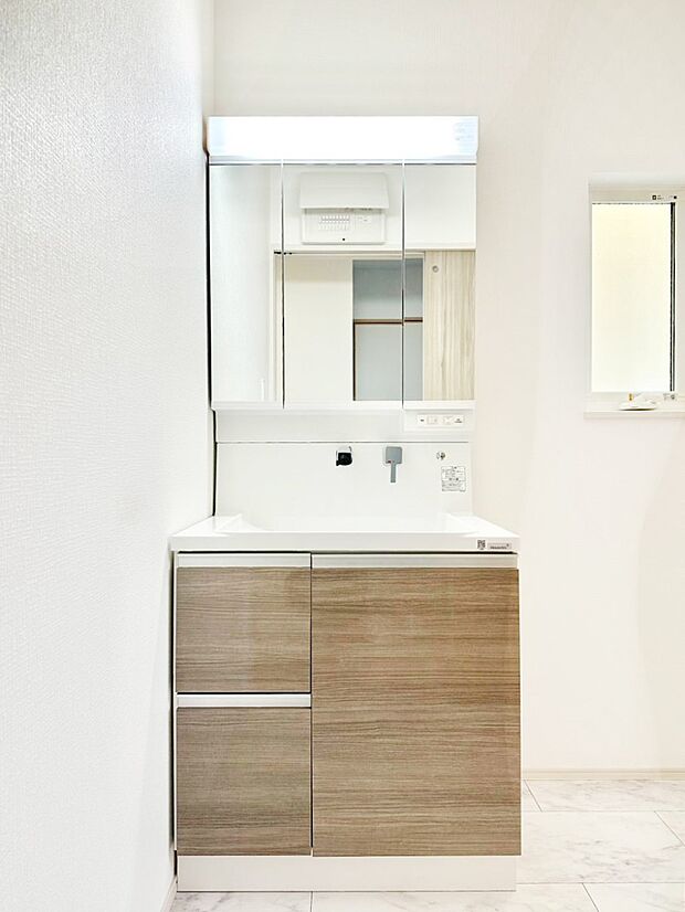 スタイリングに便利な三面鏡、ミラーキャビネットで細かい物スッキリ