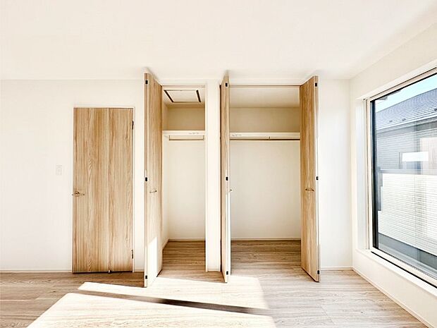 毎日着る衣類や荷物などの収納に便利なクローゼット付きです。