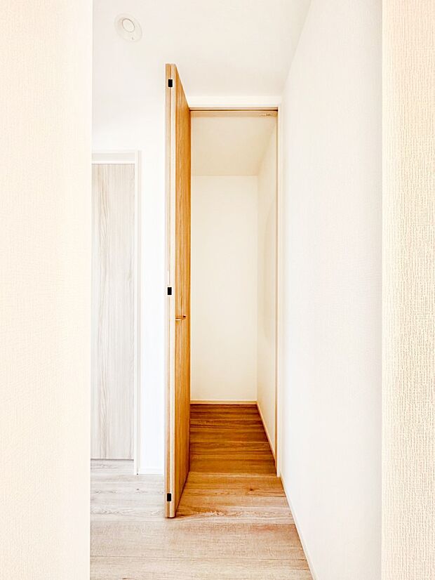 廊下収納。掃除道具や季節の小物を収納することができます。