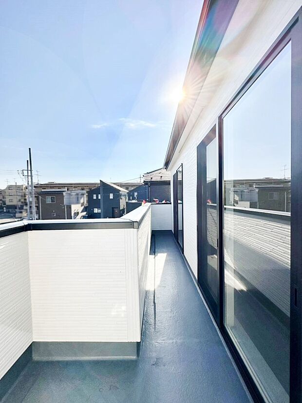 暖かな陽光が降り注ぐバルコニーはお洗濯におすすめ。爽やかな風も心地よいです。