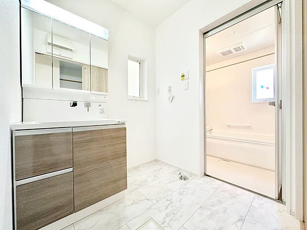 清潔感ある洗面化粧室で朝の身支度も快適