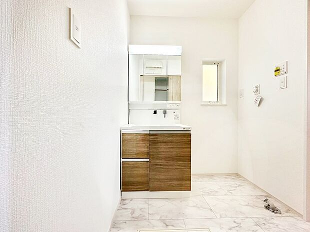 清潔感溢れるホワイトカラーを基調としたランドリースペース