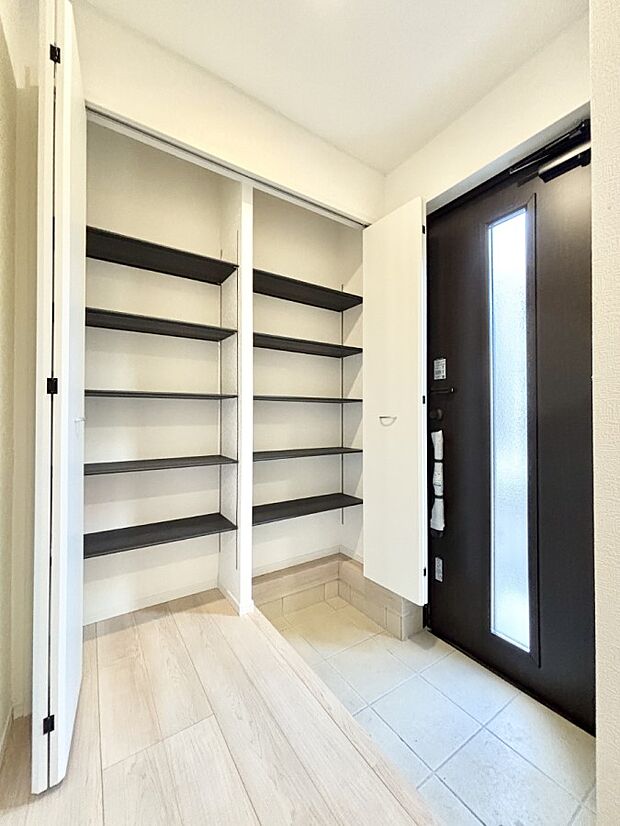 たっぷり収納できるシューズボックスで、散らかりがちな玄関もスッキリ。