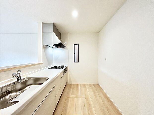 爽やかな風が通り抜けるキッチン。窓があるので明るく換気にも役立ちます。