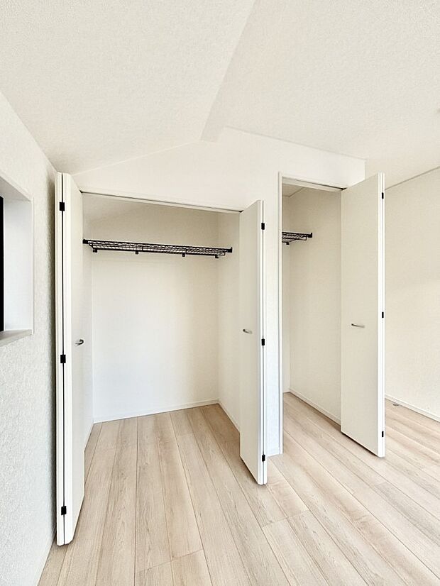 洋室のクローゼット。奥行きがあるので厚手の衣類もすっきり収まります。