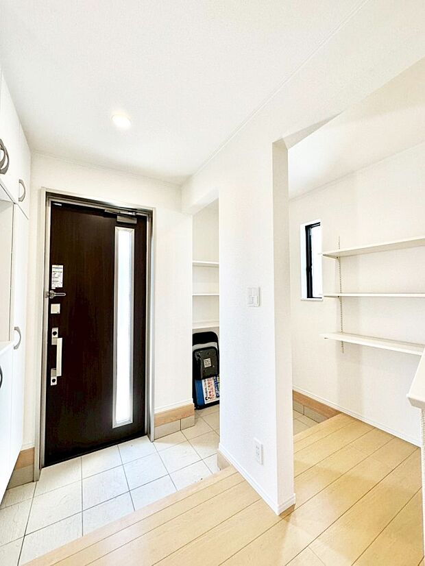 ご家族やお客様を気持ちよくお出迎え!明るい陽光が入り込む玄関。