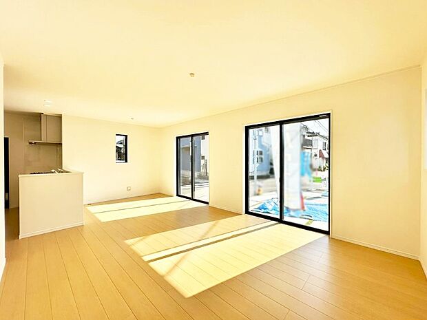 明るい陽光が注ぎ、寛ぎの雰囲気に満たされるリビング・ダイニング。