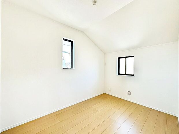 窓からのやさしい光が心地よいプライベートルーム