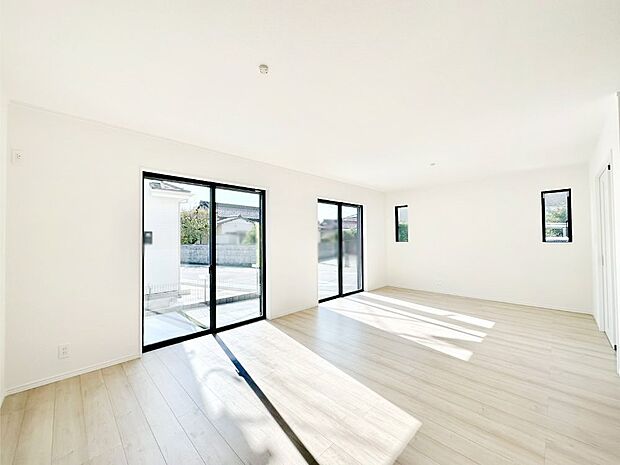 自然光が取り込まれ、家族団らんの場所を明るく演出