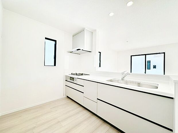 カウンター越しに楽しいおしゃべり。いつものお料理がもっと美味しくなりそうですね。