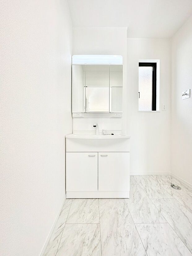 スタイリングに便利な三面鏡、ミラーキャビネットで細かい物スッキリ