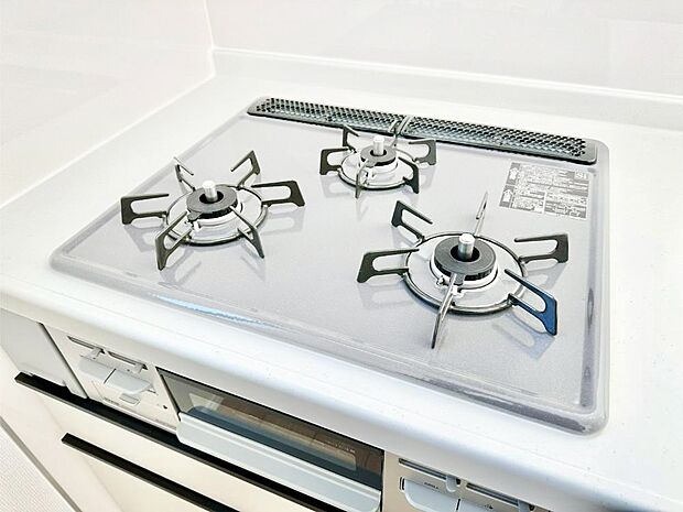 ガスコンロはSiセンサー搭載。火力調節や焦げ付き・消し忘れも防いでくれます。