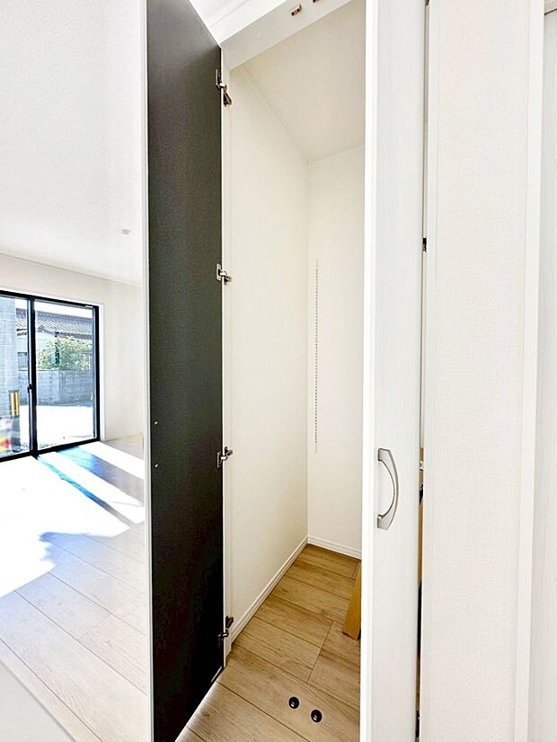 キッチンにはパントリー!食材のストックはもちろん、日用品の収納など使い方はいろいろ!