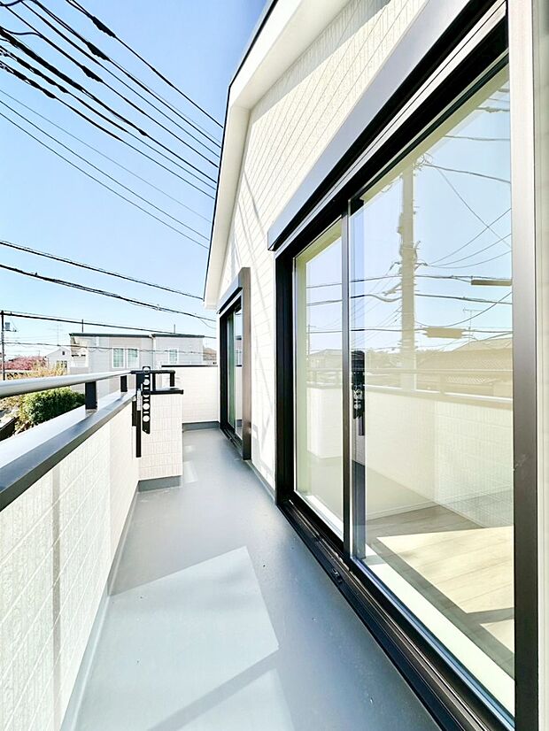 暖かな陽光が降り注ぐバルコニーはお洗濯におすすめ。爽やかな風も心地よいです。