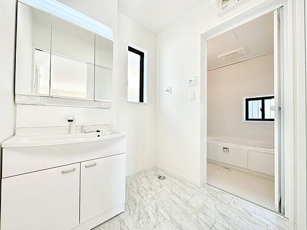 清潔感ある洗面化粧室で朝の身支度も快適