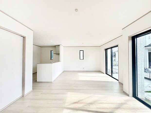 ご家族の賑やかな話し声で包まれる明るいリビング