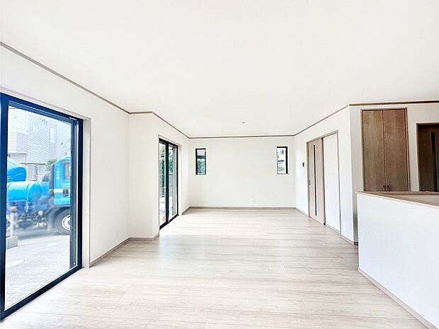 家族団らんの時間も増えそうなくつろぎのリビングダイニング。