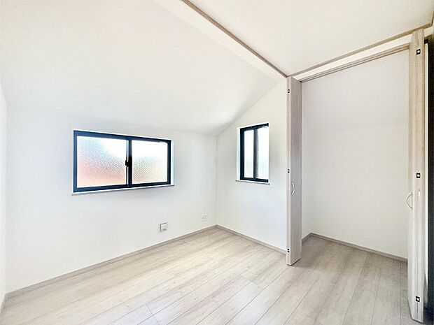 窓からのやさしい光が心地よいプライベートルーム