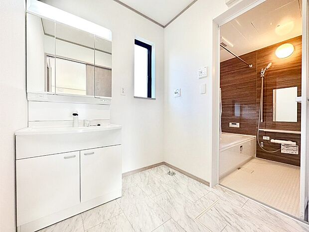 身支度もスムーズにおこなえる脱衣場。