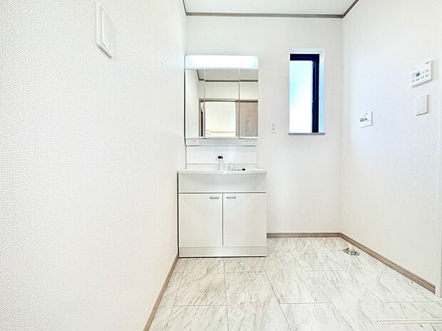 明るい洗面所は毎朝の身支度も楽しくできちゃいそうです。