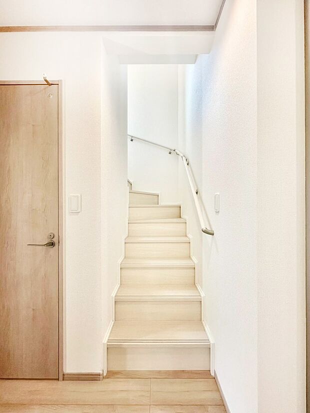 安全性を考慮し階段には手すりを設置しています