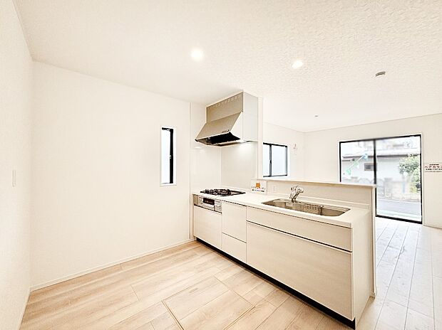 カウンター越しに楽しいおしゃべり。いつものお料理がもっと美味しくなりそうですね。