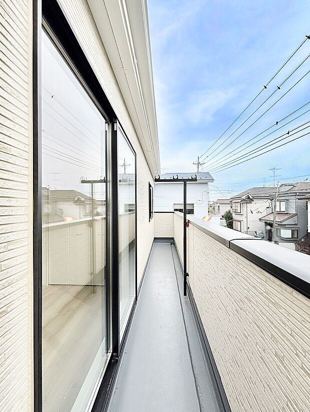 暖かな陽光が降り注ぐバルコニーはお洗濯におすすめ。爽やかな風も心地よいです