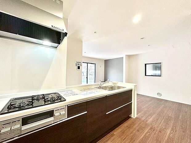 料理をしながらでもご家族との会話を楽しめる対面キッチン