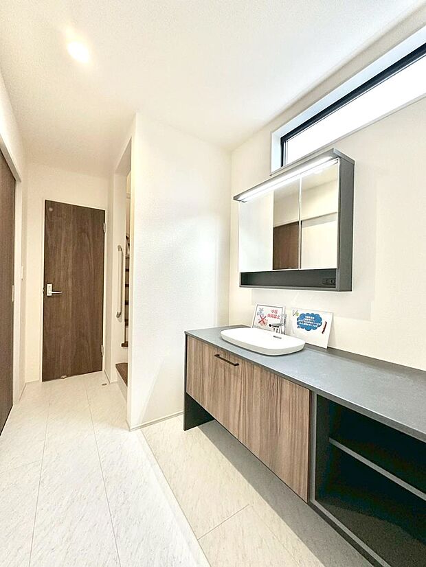 清潔感のある快適空間です。毎日の身支度も気持ち良くお使い頂けます。 