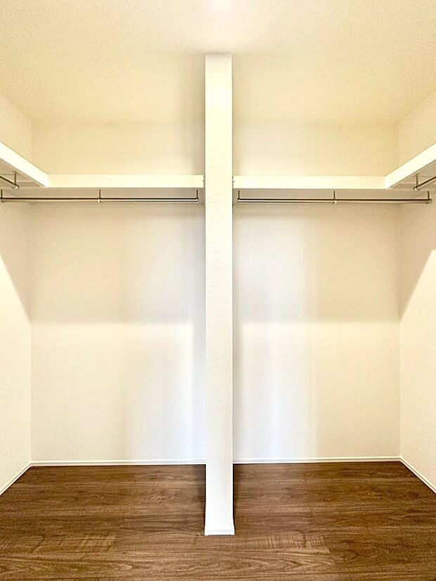 ウォークインクローゼット付きで生活空間を広く利用できます。