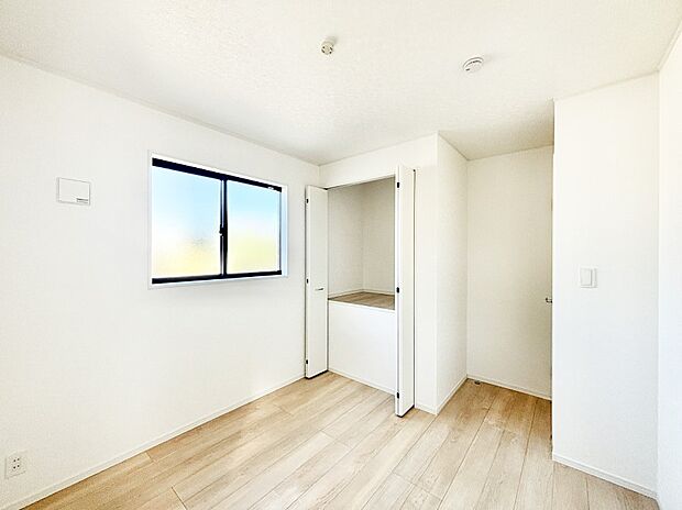 お子さまのお部屋としても！衣類の整理整頓に便利なクローゼット付きの洋室。