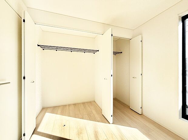 洋室のクローゼット。奥行きがあるので厚手の衣類もすっきり収まります。
