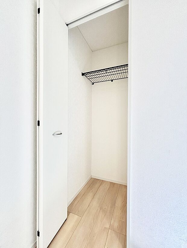 玄関ホールにある収納はお掃除道具などを収納しておくのに便利