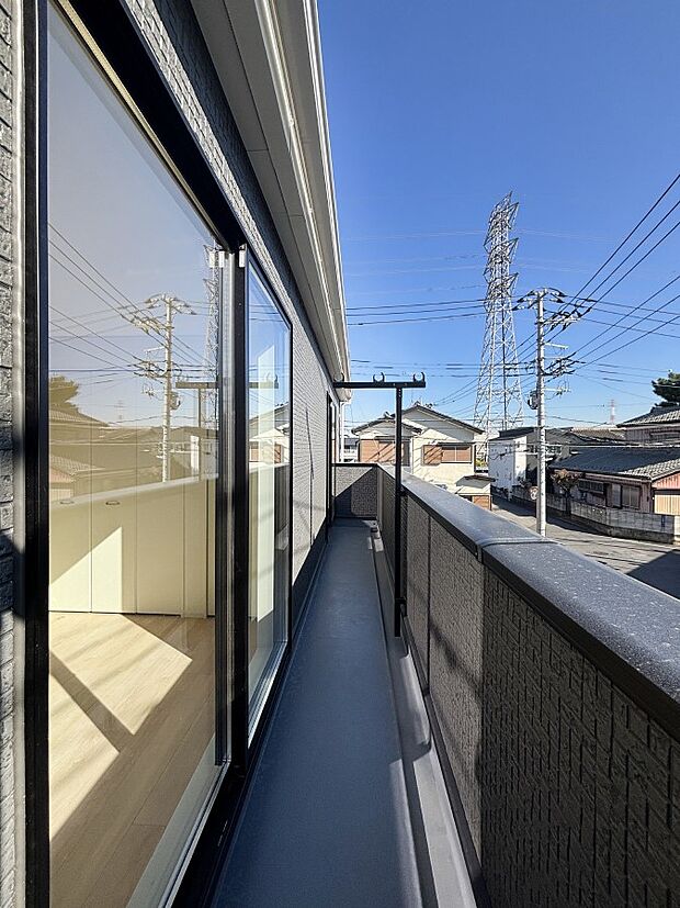 暖かな陽光が降り注ぐバルコニーはお洗濯におすすめ。爽やかな風も心地よいです。 