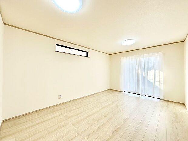 大きな窓からたっぷりの陽光と風を感じられるリビング