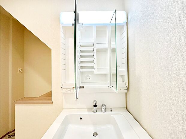 三面鏡の裏に、化粧品や衛生用品などを収納可能。洗面台をすっきりと保ちます！