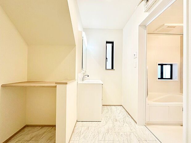 清潔感ある洗面化粧室で朝の身支度も快適