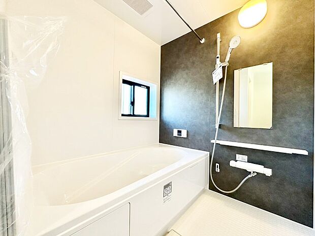 一日の疲れを癒してくれる明るい清潔感のあるバスルーム