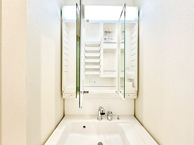 三面鏡の裏に、化粧品や衛生用品などを収納可能。洗面台をすっきりと保ちます!