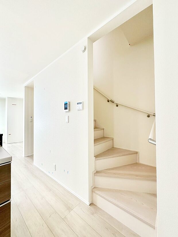 階段は手すり付きなので小さなお子さまやご高齢の方も安心です