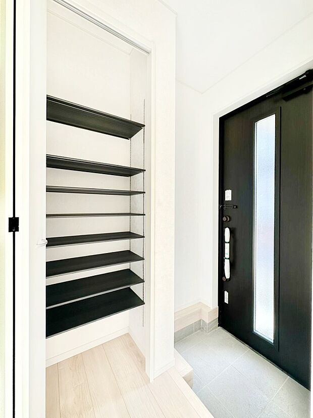 収納力ある下駄箱の活用で玄関廻りはいつでもスッキリ