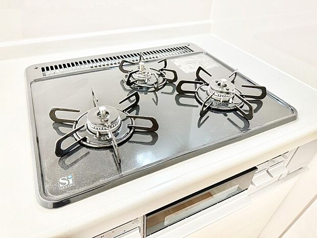 ガスコンロはSiセンサー搭載。火力調節や焦げ付き・消し忘れも防いでくれます。