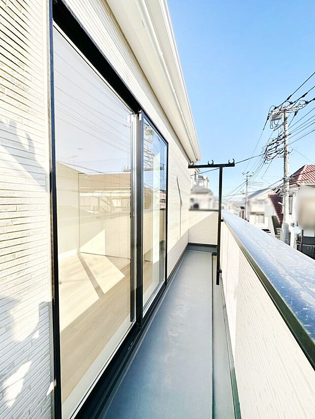ゆったりバルコニーだから沢山お洗濯ものを干せます。