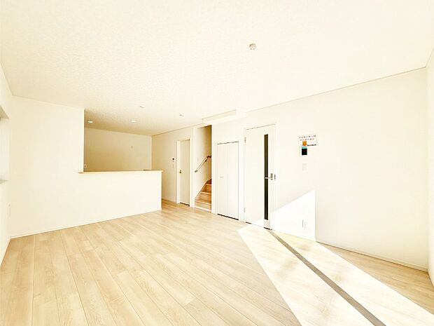 自然光が取り込まれ、家族団らんの場所を明るく演出