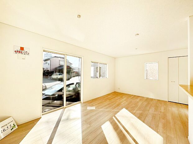 明るい陽光が注ぎ、寛ぎの雰囲気に満たされるリビングダイニング