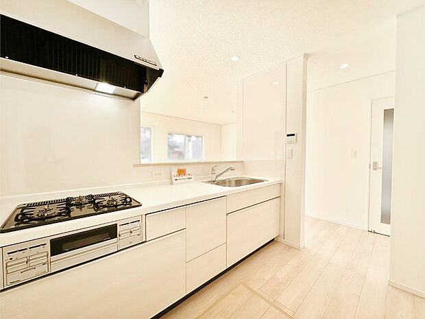 カウンター越しに楽しいおしゃべり。いつものお料理がもっと美味しくなりそうですね