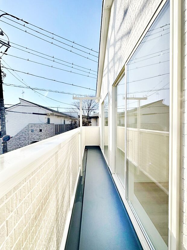 ゆったりバルコニーだから沢山お洗濯ものを干せます。